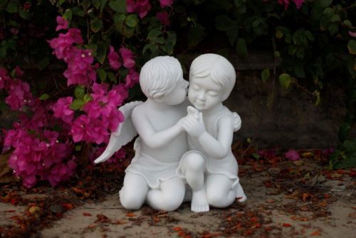 Kissing Cherub Garden Statue